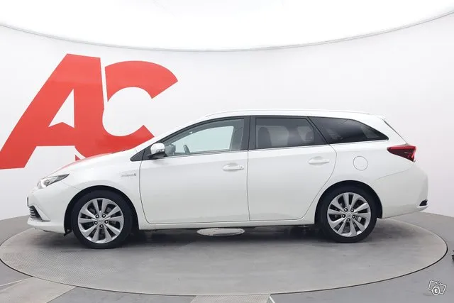 Toyota Auris Touring Sports 1,8 Hybrid Premium - PUOLINAHAT / 1-OMISTAJA / LOHKOLÄM. / NAVI / HUIPPUVARUSTELTU PREMIUM MALLI / UUDET KESÄRENKAAT Image 2